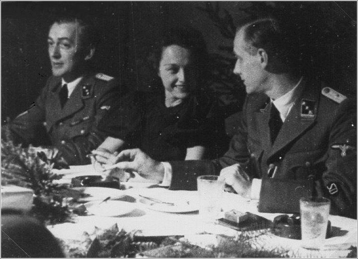 SS staff at Westerbork having drinks